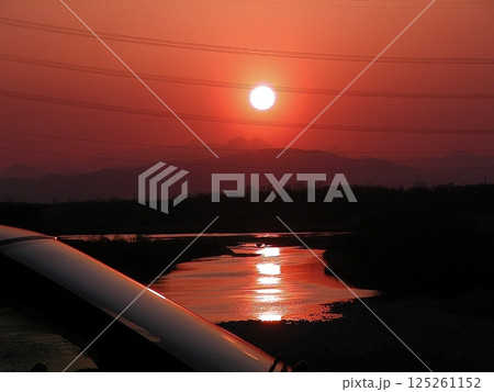 荒川を跨ぐ押切橋で夕焼け空(2015.3.27) 写り混む夕暮れ景観 輝かしい春模様 荒川を跨ぐ押切橋で夕焼け空(2015.3.27) 写り混む夕暮れ景観 輝かしい春模様 125261152