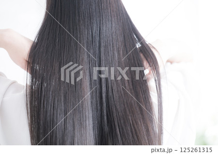 艶のあるロングヘアの黒髪の女性の後ろ姿の顔無し　キューティクルな美しいストレートヘアの髪の毛 125261315