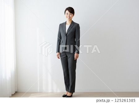 信頼感のある笑顔のビジネスウーマン 125261385