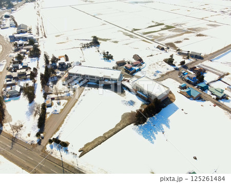 早春の北海道上ノ国町で町立河北小学校の風景を空撮 早春の北海道上ノ国町で町立河北小学校の風景を空撮 125261484