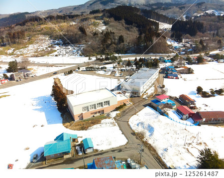 早春の北海道上ノ国町で町立河北小学校の風景を空撮 125261487