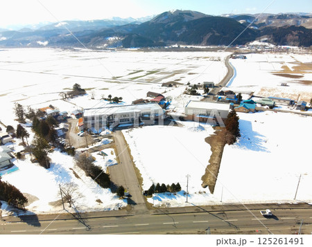 早春の北海道上ノ国町で町立河北小学校の風景を空撮 125261491