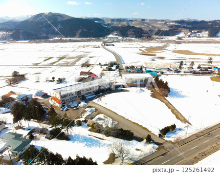早春の北海道上ノ国町で町立河北小学校の風景を空撮 早春の北海道上ノ国町で町立河北小学校の風景を空撮 125261492