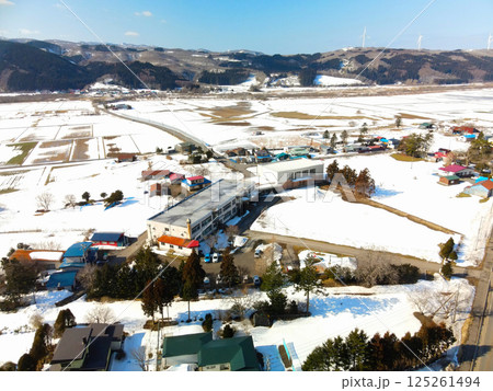 早春の北海道上ノ国町で町立河北小学校の風景を空撮 125261494