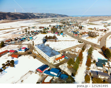 早春の北海道上ノ国町で町立河北小学校の風景を空撮 125261495