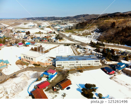 早春の北海道上ノ国町で町立河北小学校の風景を空撮 125261496