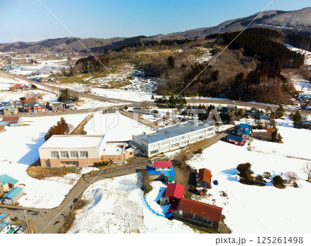 早春の北海道上ノ国町で町立河北小学校の風景を空撮 125261498