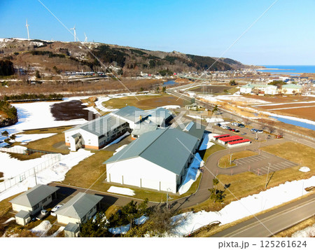早春の北海道上ノ国町で町立上ノ国中学校の風景を空撮 125261624