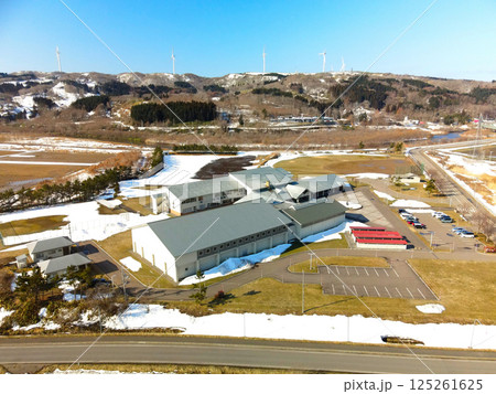 早春の北海道上ノ国町で町立上ノ国中学校の風景を空撮 125261625