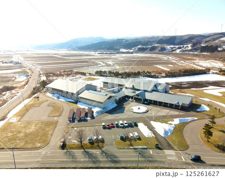 早春の北海道上ノ国町で町立上ノ国中学校の風景を空撮 125261627