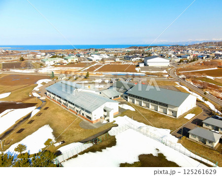 早春の北海道上ノ国町で町立上ノ国中学校の風景を空撮 125261629