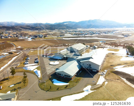 早春の北海道上ノ国町で町立上ノ国中学校の風景を空撮 125261630