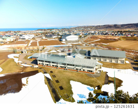 早春の北海道上ノ国町で町立上ノ国中学校の風景を空撮 125261631