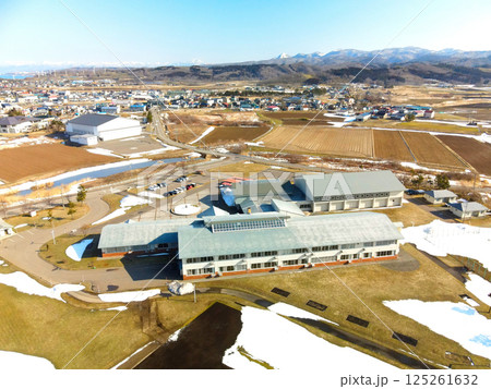 早春の北海道上ノ国町で町立上ノ国中学校の風景を空撮 125261632