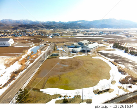 早春の北海道上ノ国町で町立上ノ国中学校の風景を空撮 125261634