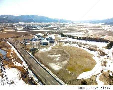 早春の北海道上ノ国町で町立上ノ国中学校の風景を空撮 125261635