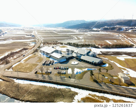 早春の北海道上ノ国町で町立上ノ国中学校の風景を空撮 125261637