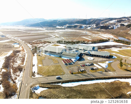 早春の北海道上ノ国町で町立上ノ国中学校の風景を空撮 125261638