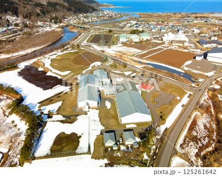 早春の北海道上ノ国町で町立上ノ国中学校の風景を空撮 125261642