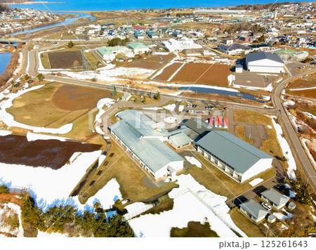 早春の北海道上ノ国町で町立上ノ国中学校の風景を空撮 125261643