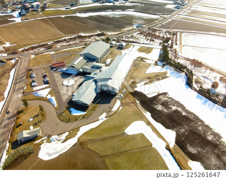 早春の北海道上ノ国町で町立上ノ国中学校の風景を空撮 125261647