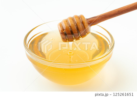 器に入ったハチミツとハニーディッパー 125261651