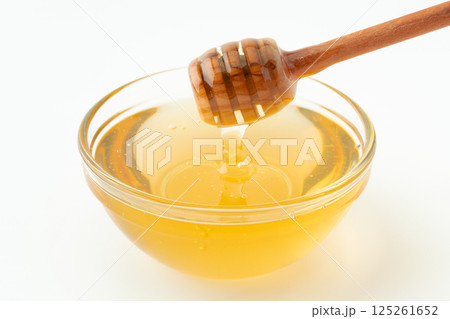 器に入ったハチミツとハニーディッパー 125261652