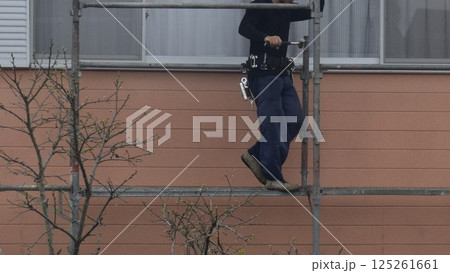 ペンキ塗布　足場の設置作業　素材　背景 125261661