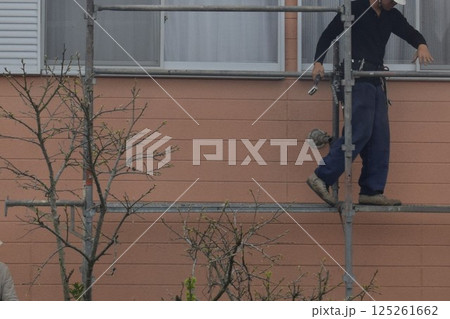 ペンキ塗布　足場の設置作業　素材　背景 125261662