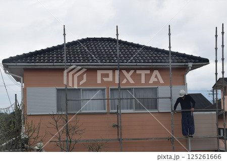 ペンキ塗布 足場の設置作業 素材 背景 ペンキ塗布 足場の設置作業 素材 背景 125261666