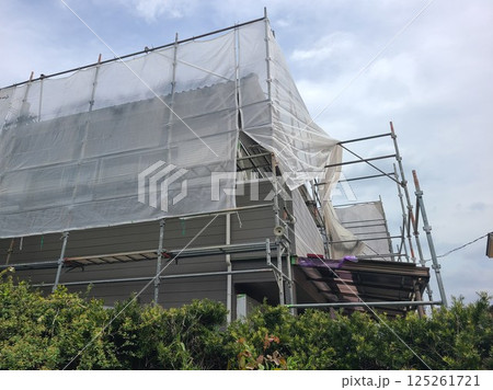 ペンキ塗布 飛散防止ネットの設置作業 素材 背景 ペンキ塗布 飛散防止ネットの設置作業 素材 背景 125261721