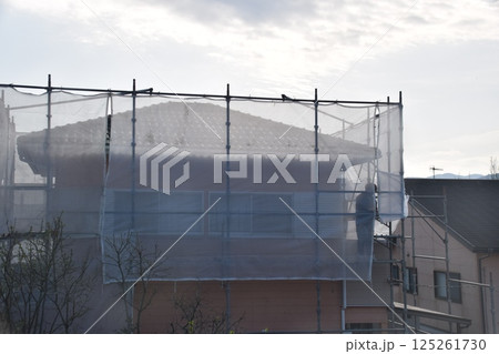 ペンキ塗布 飛散防止ネットの設置作業 素材 背景 ペンキ塗布 飛散防止ネットの設置作業 素材 背景 125261730