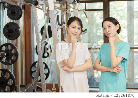 スポーツジムで考え事をする女性 スポーツジムで考え事をする女性 125261870