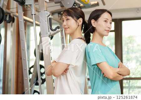 スポーツジムで腕組みをする女性 スポーツジムで腕組みをする女性 125261874