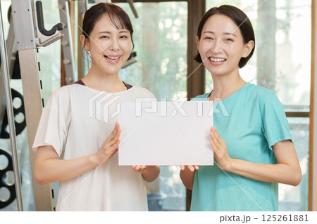 スポーツジムでホワイトボードを持つ女性 125261881