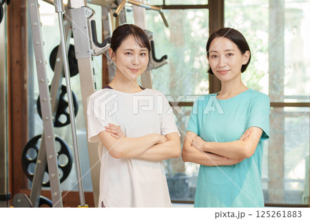 スポーツジムで腕組みをする女性 スポーツジムで腕組みをする女性 125261883