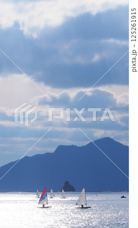 初夏の瀬戸内海、ヨットがスイスイと走る 初夏の瀬戸内海、ヨットがスイスイと走る 125261915