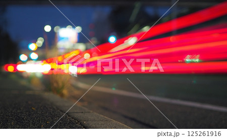 疾走するテールランプ、夜の運転、安全第一 疾走するテールランプ、夜の運転、安全第一 125261916