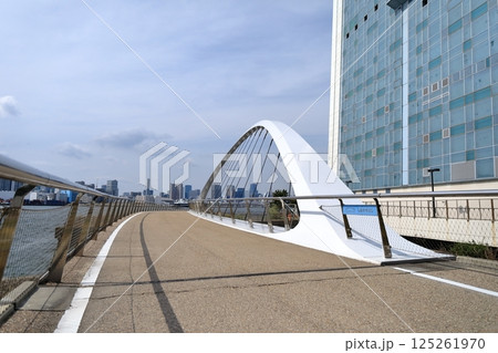 潮風公園の潮風橋（東京都品川区） 125261970