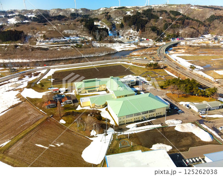 早春の北海道上ノ国町で町立上ノ国小学校の風景を空撮 早春の北海道上ノ国町で町立上ノ国小学校の風景を空撮 125262038