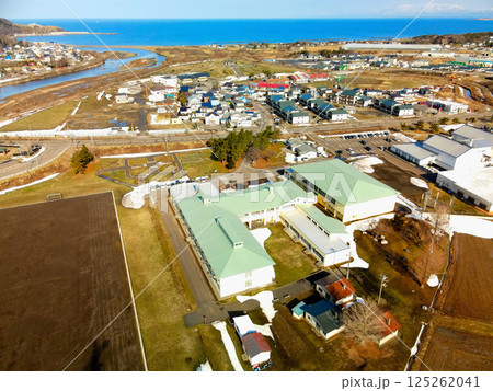 早春の北海道上ノ国町で町立上ノ国小学校の風景を空撮 125262041