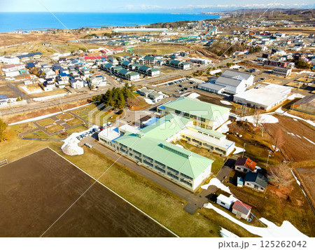 早春の北海道上ノ国町で町立上ノ国小学校の風景を空撮 早春の北海道上ノ国町で町立上ノ国小学校の風景を空撮 125262042