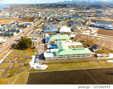 早春の北海道上ノ国町で町立上ノ国小学校の風景を空撮 125262043