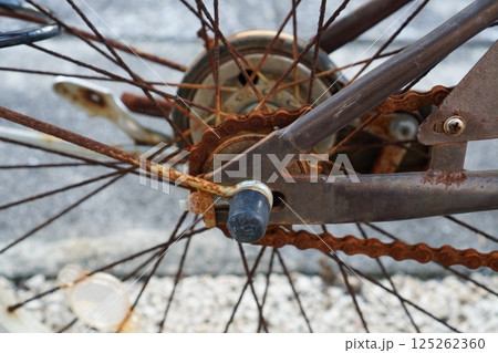 サビた自転車のチェーン サビた自転車のチェーン 125262360
