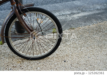 サビついた自転車の前輪 125262361