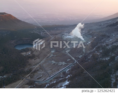 霧島えびの高原上空から夜明けの硫黄岳の空撮 125262421