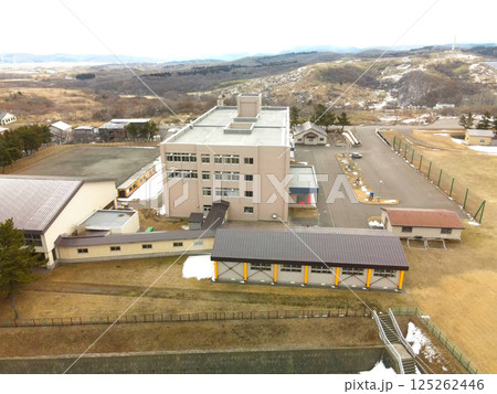 早春の北海道江差町で道立江差高校の風景を空撮 125262446