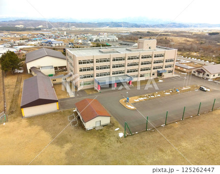 早春の北海道江差町で道立江差高校の風景を空撮 125262447