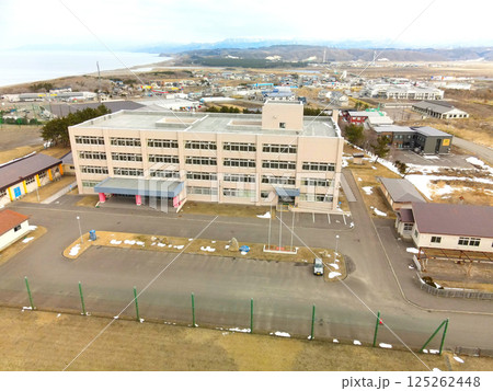 早春の北海道江差町で道立江差高校の風景を空撮 125262448