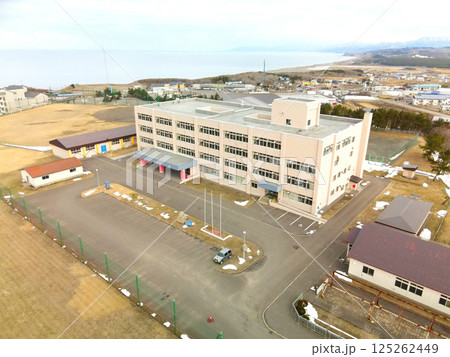 早春の北海道江差町で道立江差高校の風景を空撮 125262449